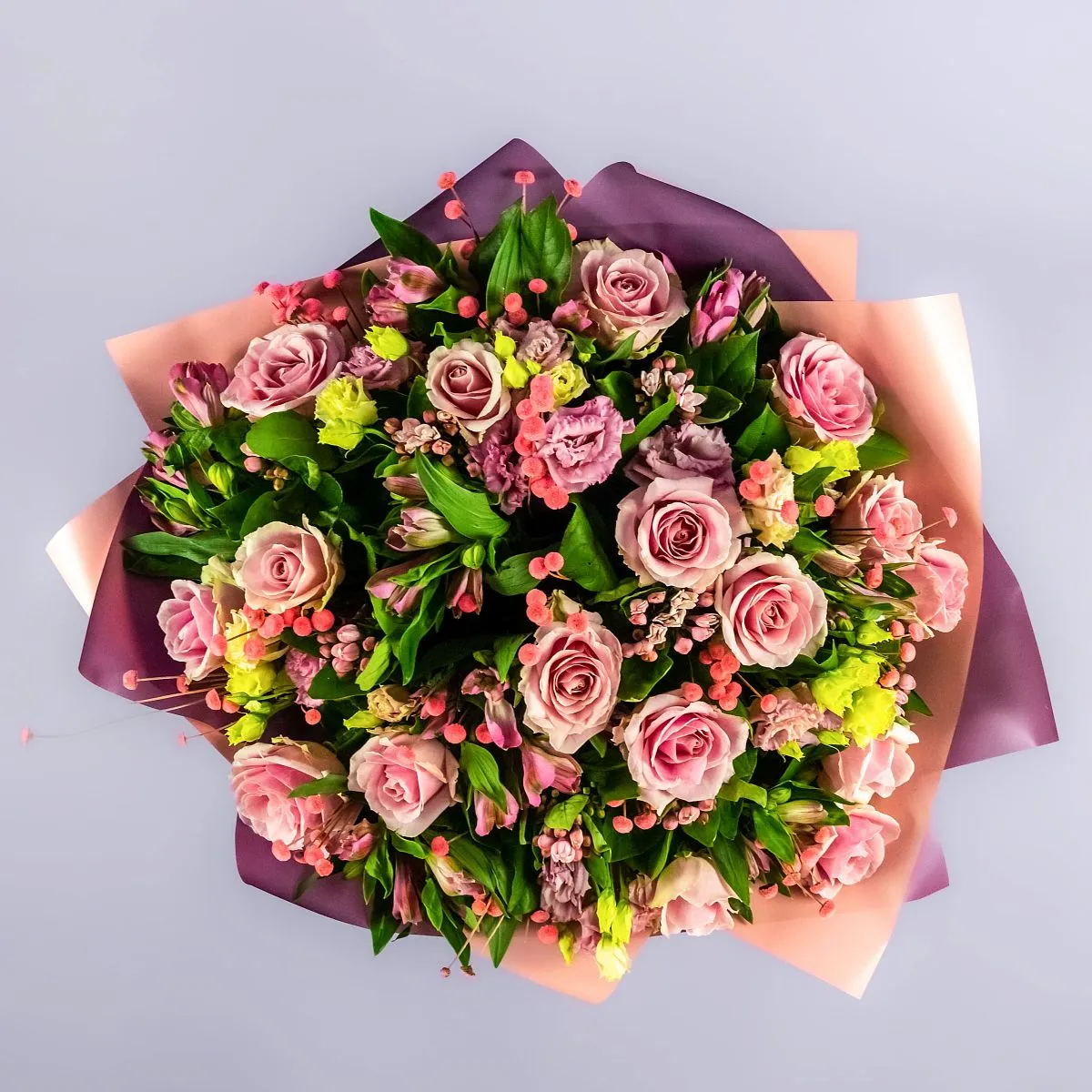 Букет из роз, альстромерий и эустом