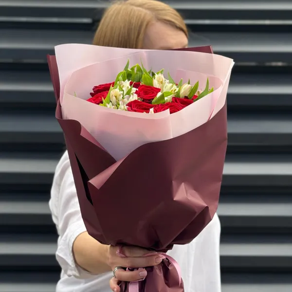 Букет из роз и альстромерии