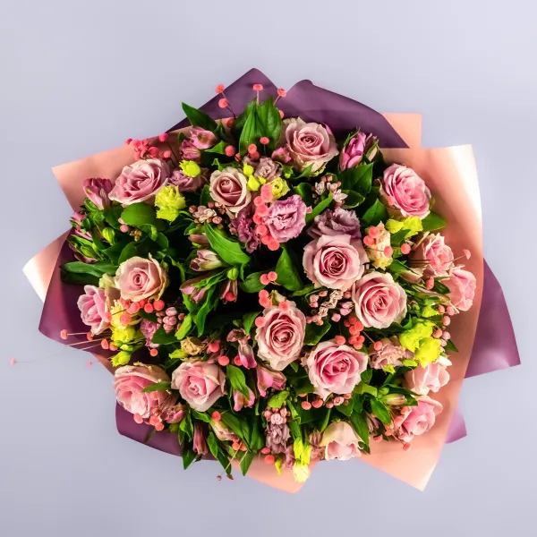 Букет из роз, альстромерий и эустом