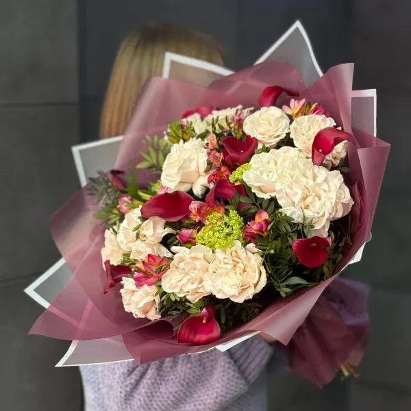 Букет из роз, фрезии и каллы