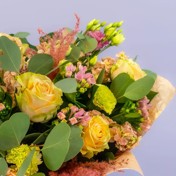 Букет из роз, маттиол и гвоздик