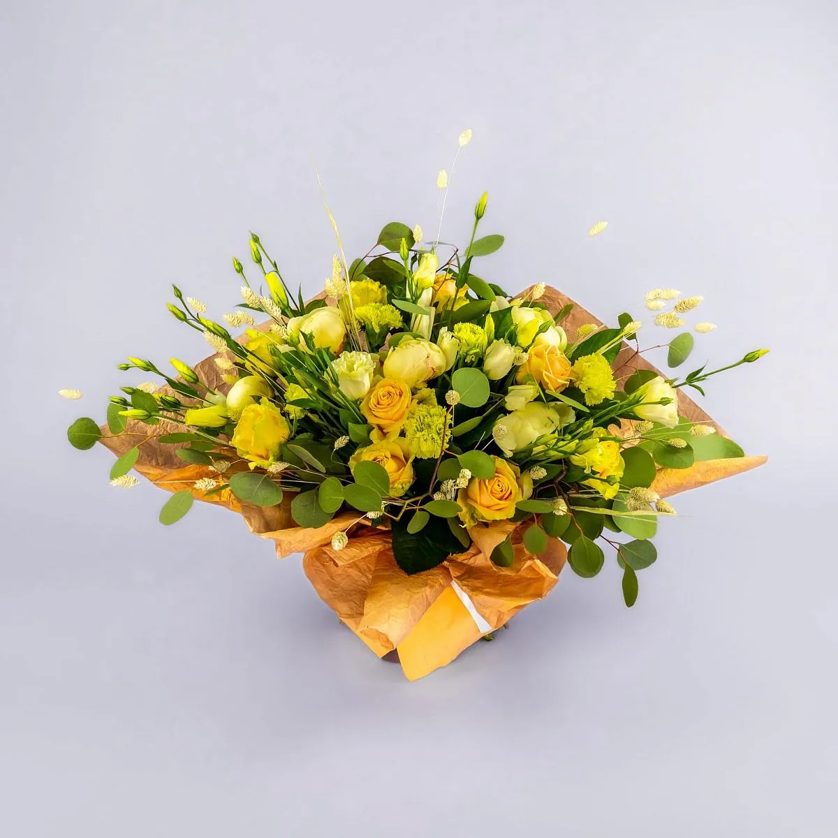 Букет из роз, пионов и гвоздик