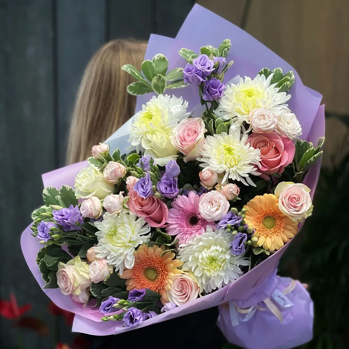 Огромный букет из роз, эустом и хризантем