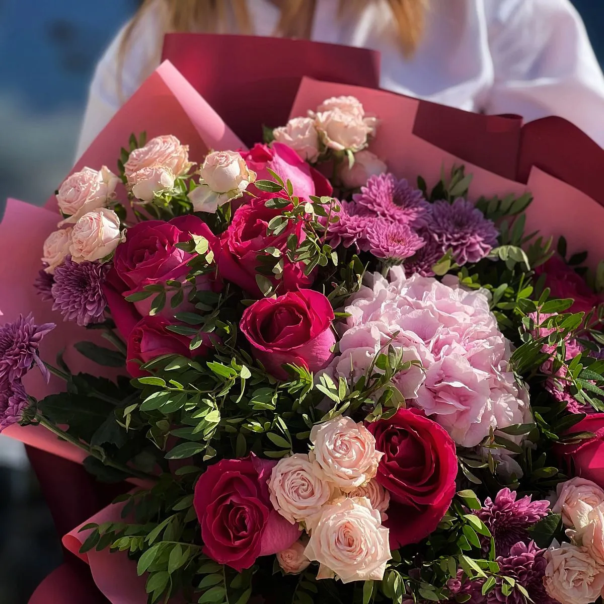 Букет из хризантем и роз