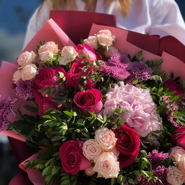 Букет из хризантем и роз