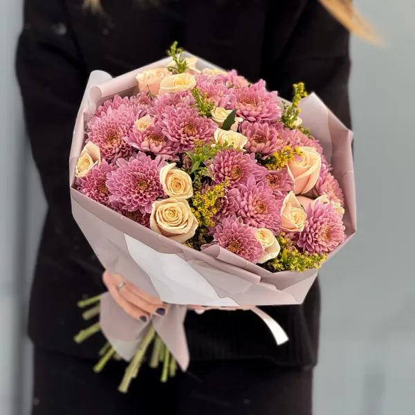 Букет из хризантем, роз и солидаго