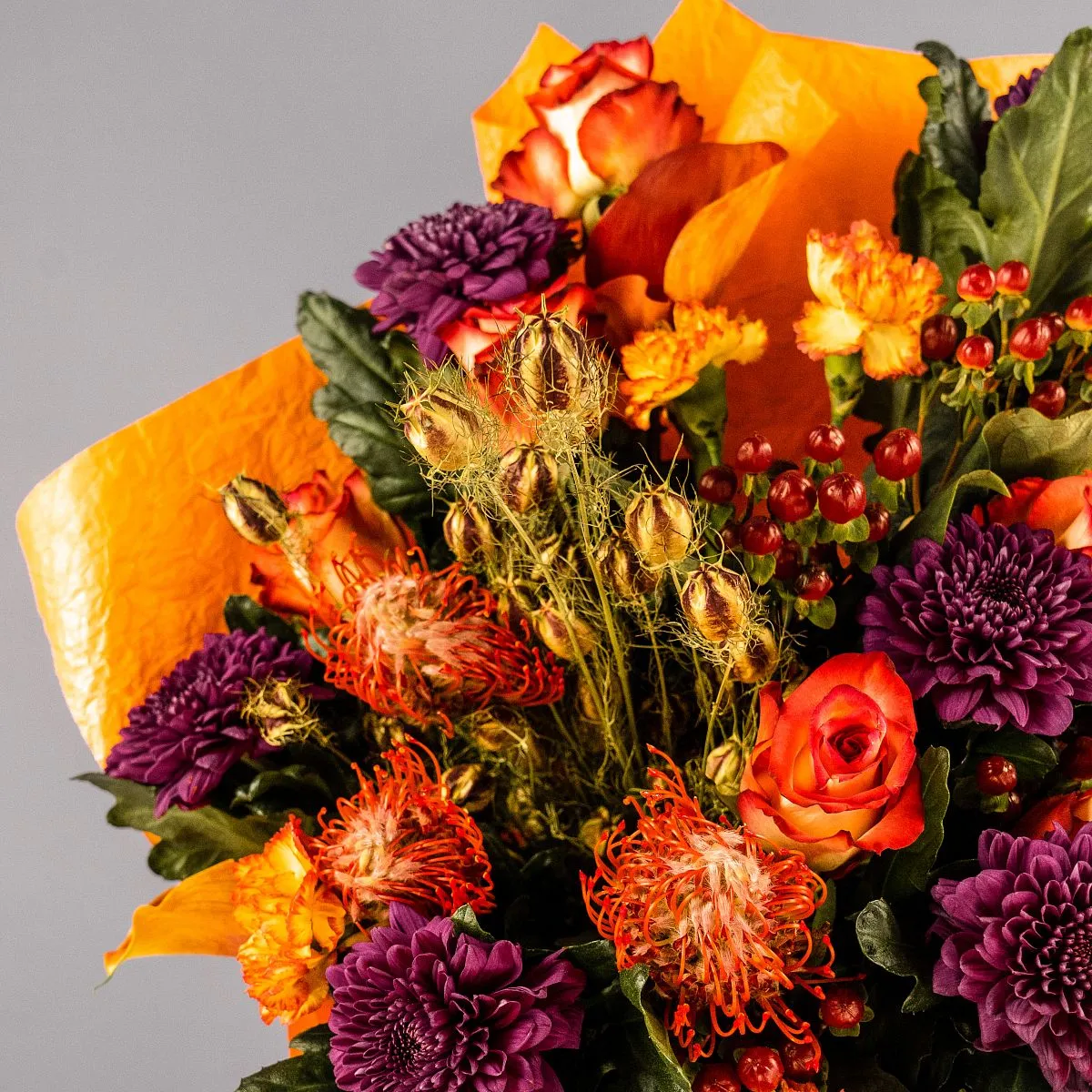 Розы, хризантемы и гвоздики в коробке