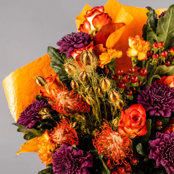 Розы, хризантемы и гвоздики в коробке