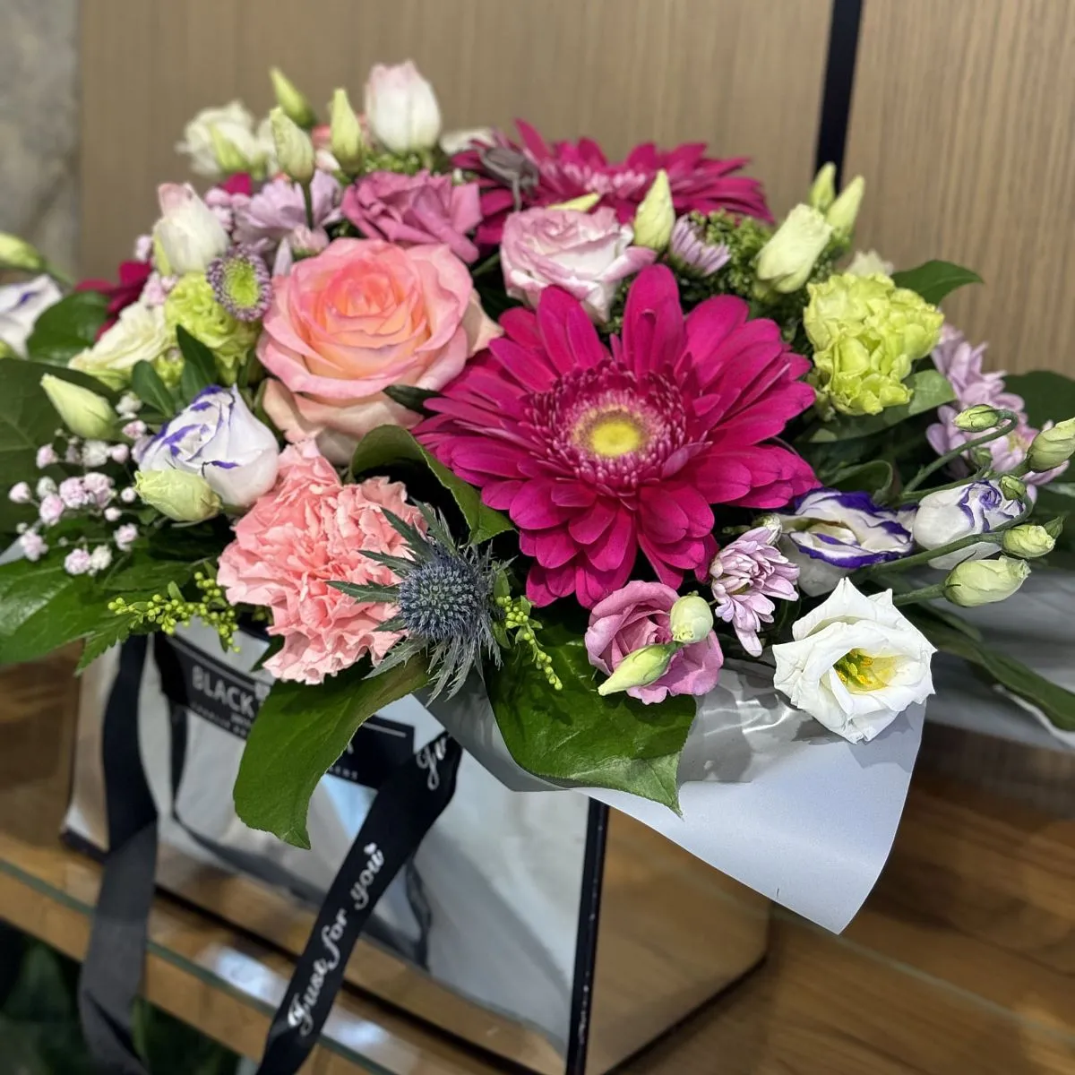 Гипсофилы, эустомы и герберы в коробке