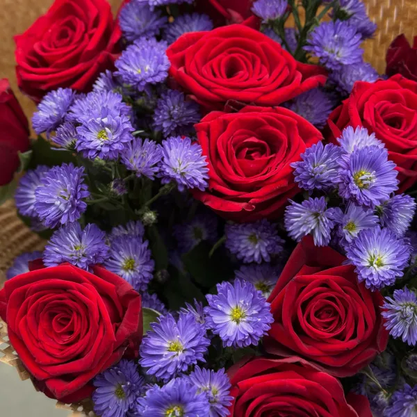Букет из роз и астер