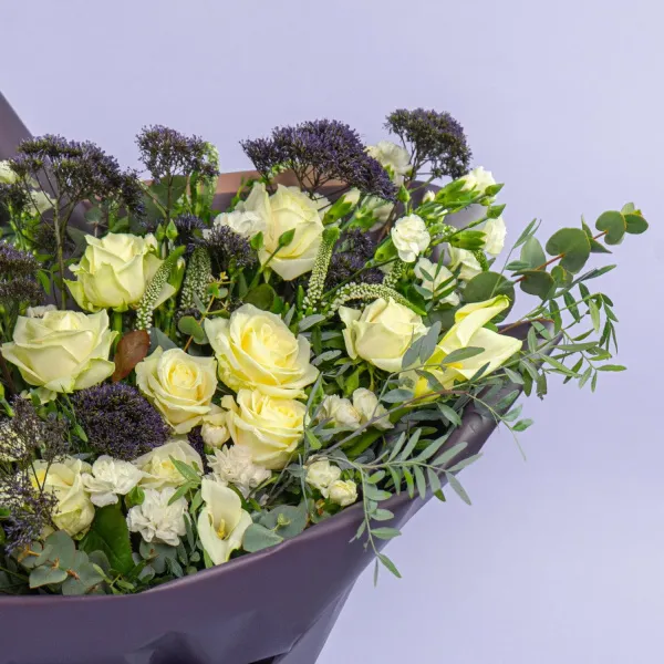 Букет из орхидеи, роз и гвоздик