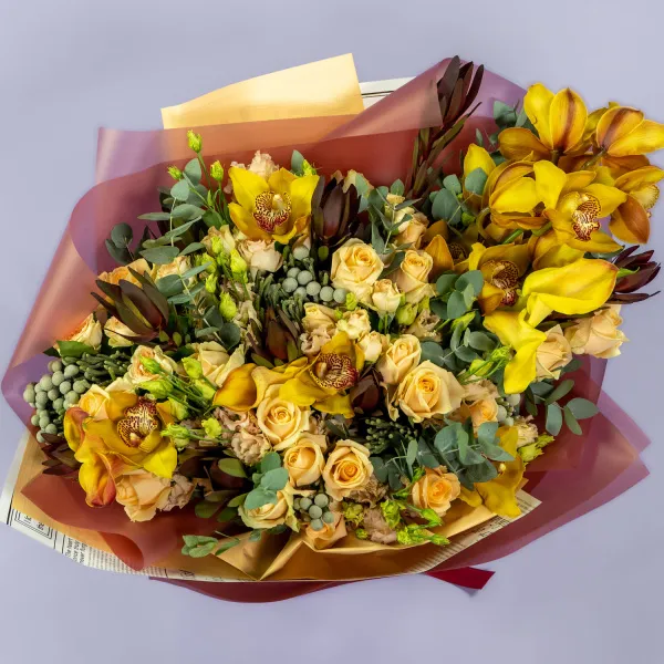 Букет из роз микс, эустом и орхидеи