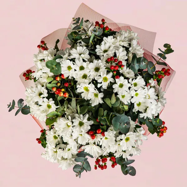 15 белых хризантем и гиперикум