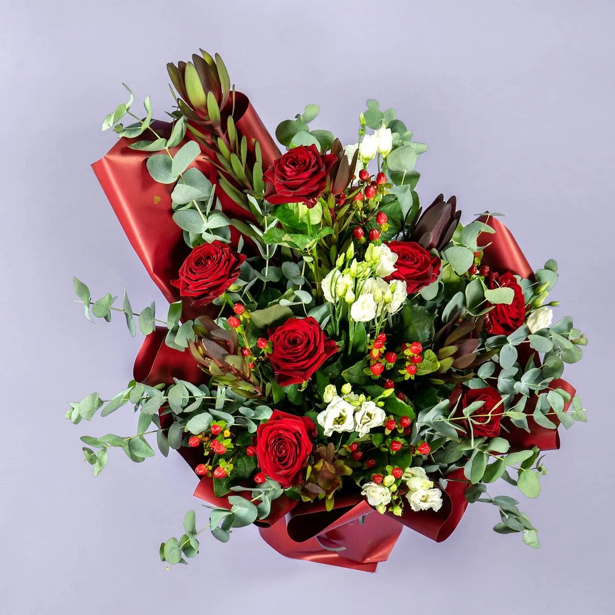 Букет из красных роз и белых эустом