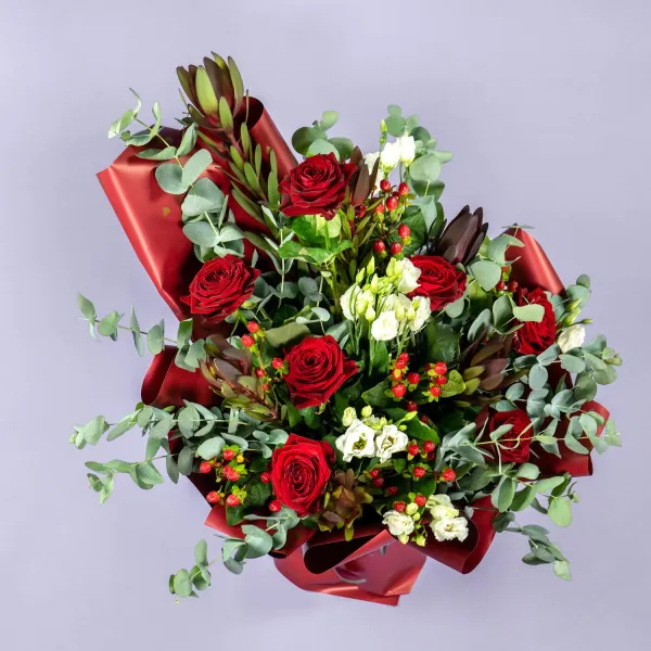 Букет из красных роз и белых эустом
