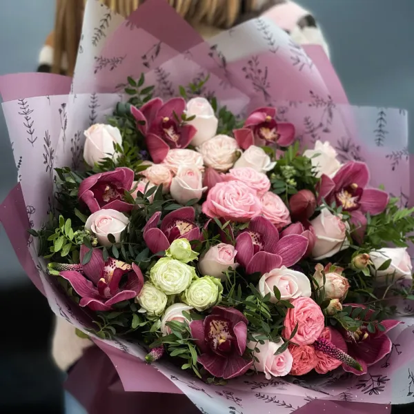 Огромный букет из роз и матиолл