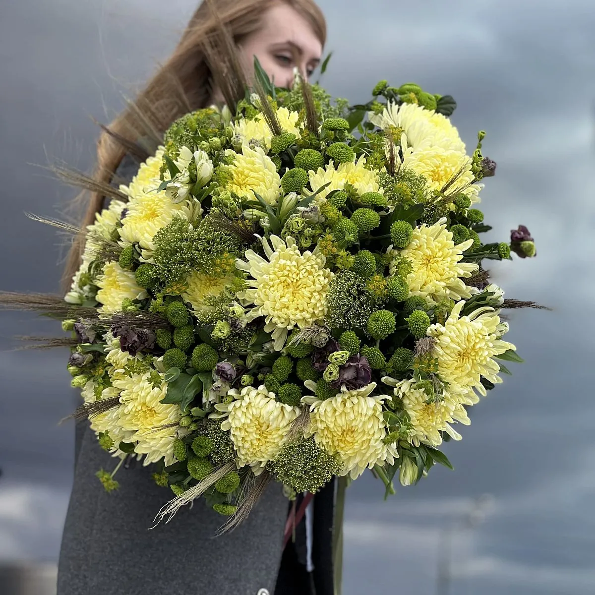 Букет из хризантем, эустом