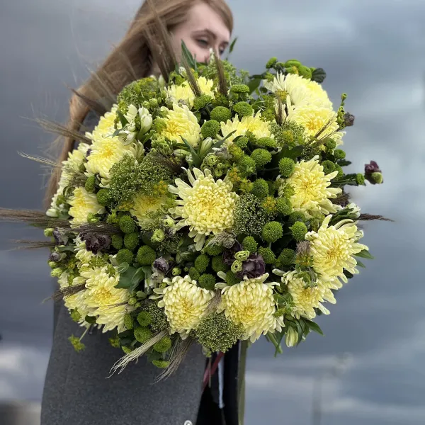 Букет из хризантем, эустом