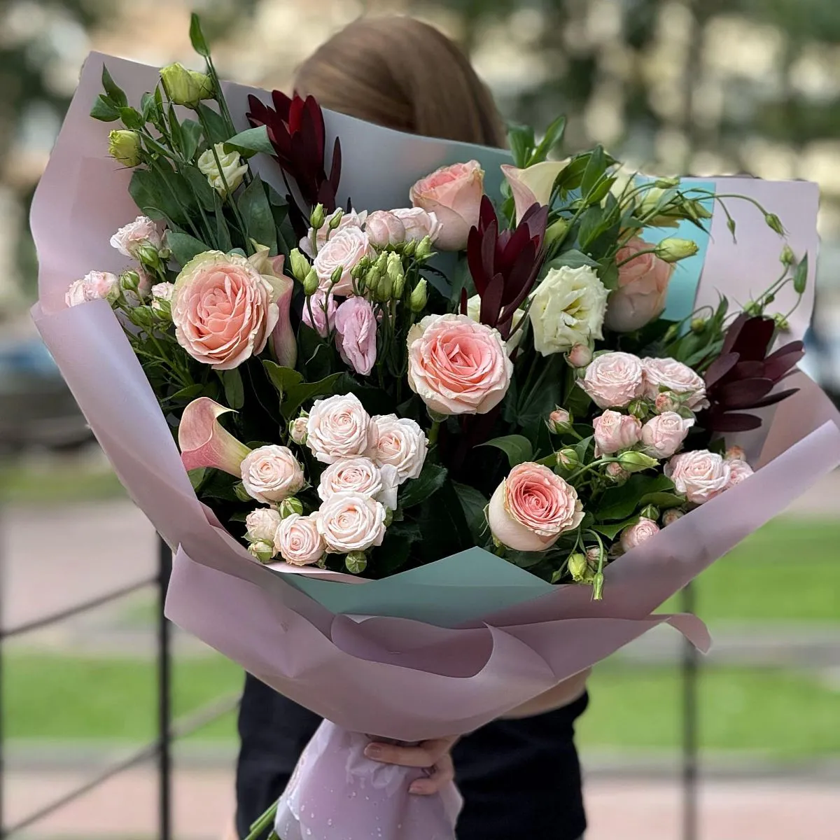 Большой букет из роз, эустом и сафари