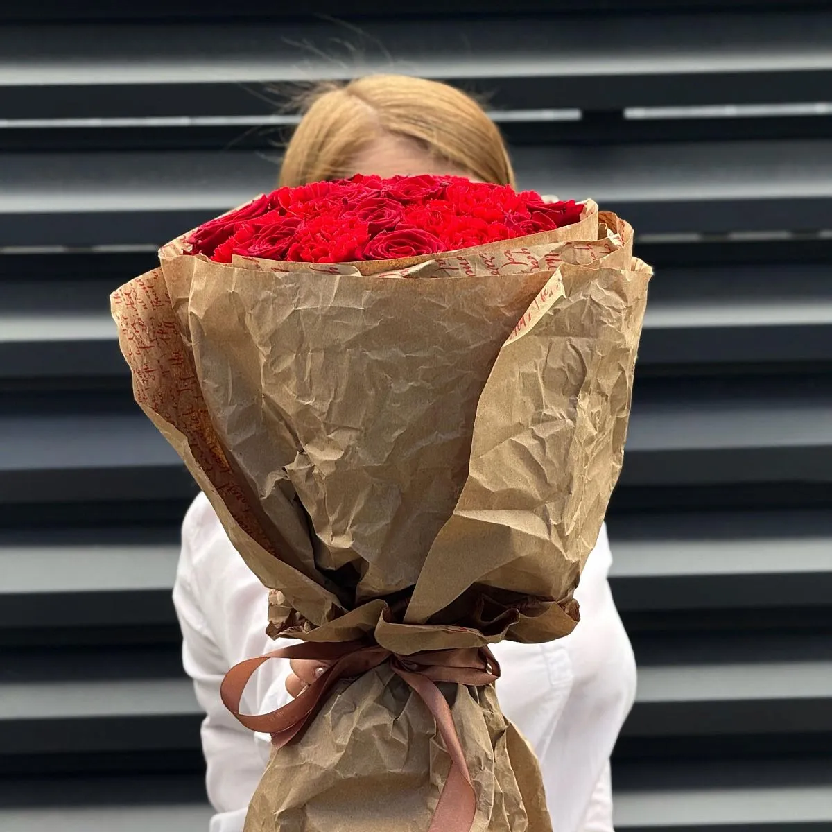 Огромный букет из роз и гвоздик