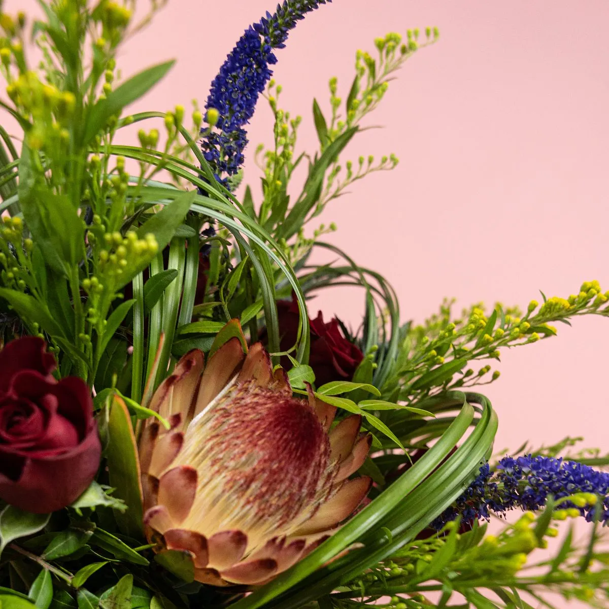 Розы, протея и вероника в коробке