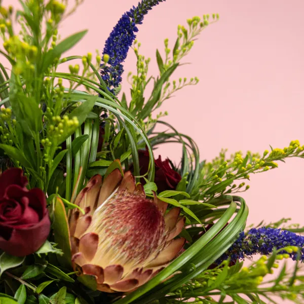 Розы, протея и вероника в коробке