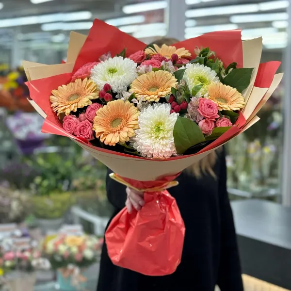 Букет из хризантем, гербер и роз