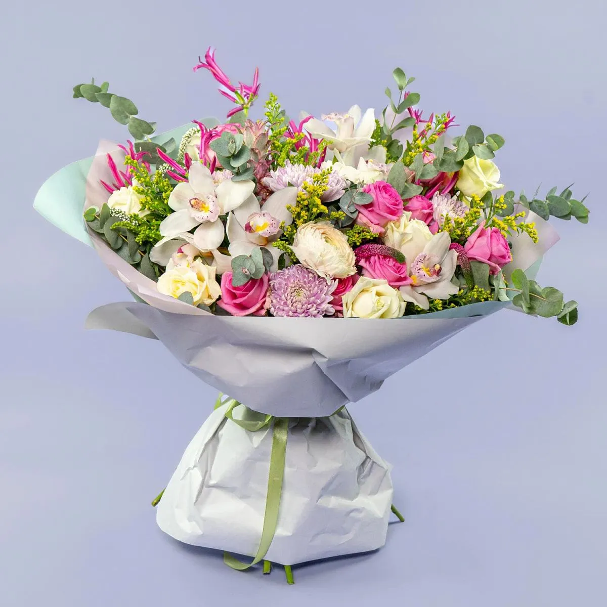 Букет из орхидеи, роз микс и ананасов