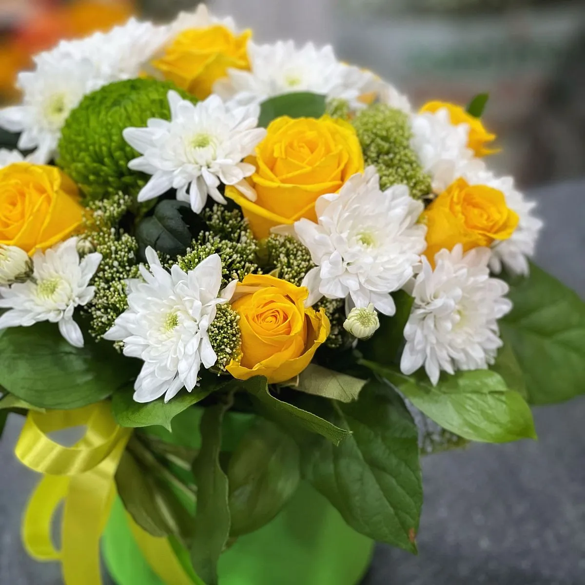 Хризантемы и розы в коробке