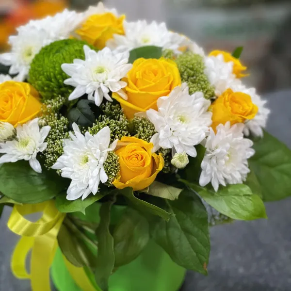 Хризантемы и розы в коробке