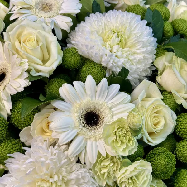 Букет из роз, гвоздик и хризантем