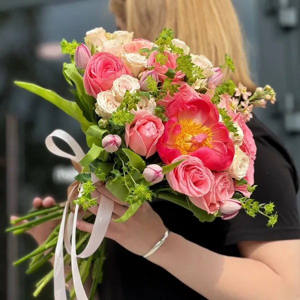 Букет из роз, тюльпанов и буплерума