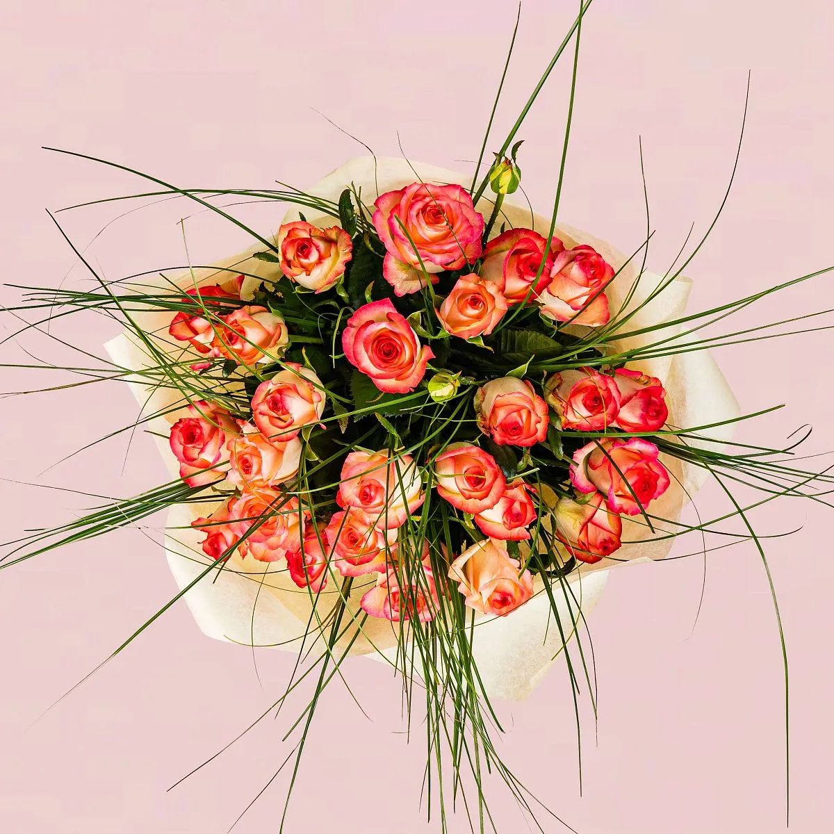 Букет из роз и берграсса