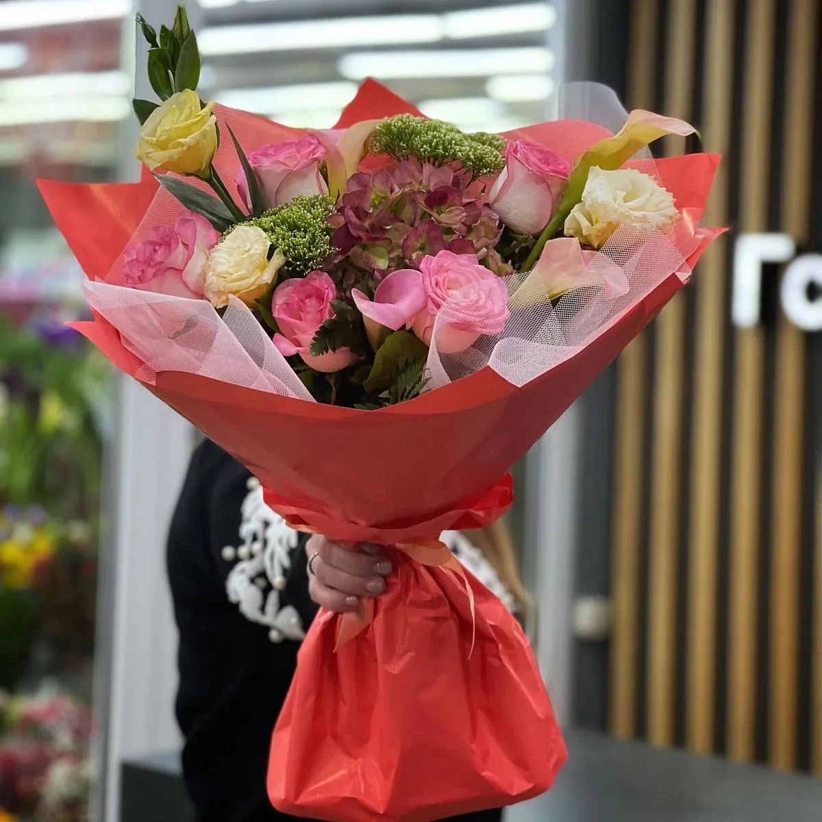 Букет из роз, эустом и каллы