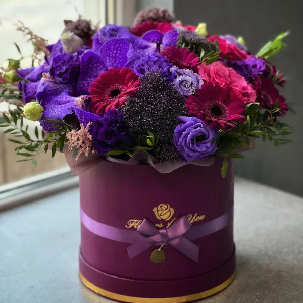 Эустомы, астильбы и герберы в коробке