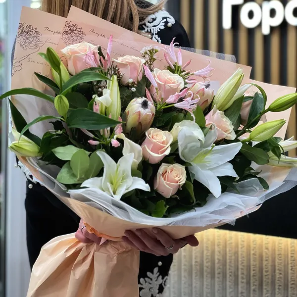 Букет из хамелициума, роз и каллы