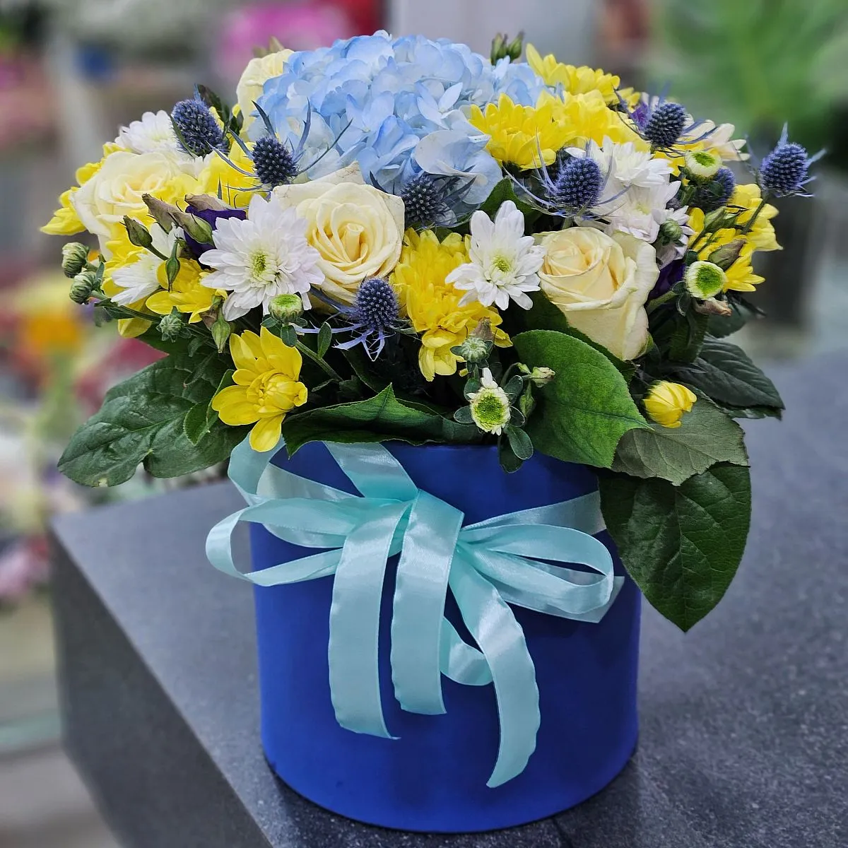 Розы, эустомы и хризантемы в коробке