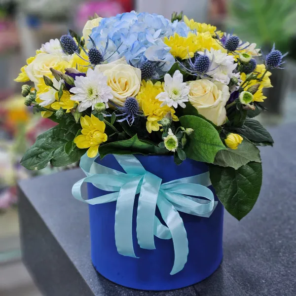 Розы, эустомы и хризантемы в коробке