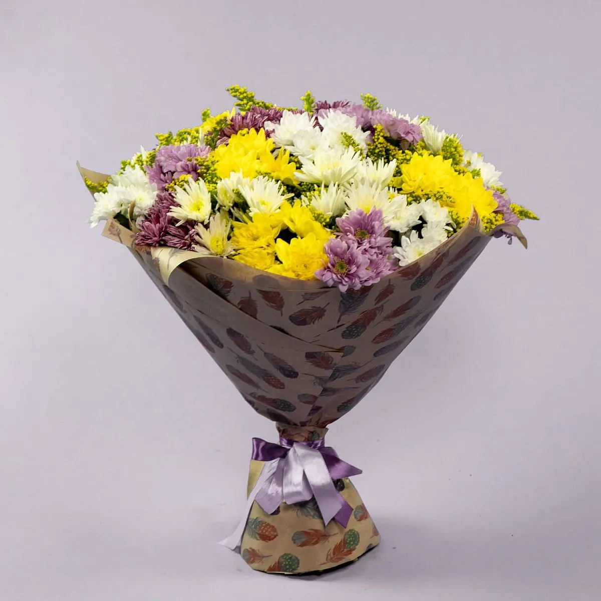 Букет из 25 хризантем микс и солидаго