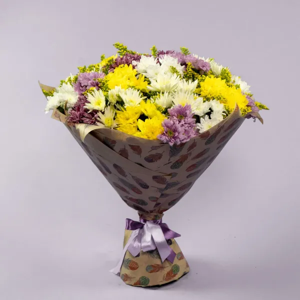 Букет из 25 хризантем микс и солидаго