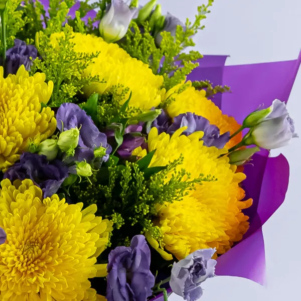 Букет из хризантем и эустом