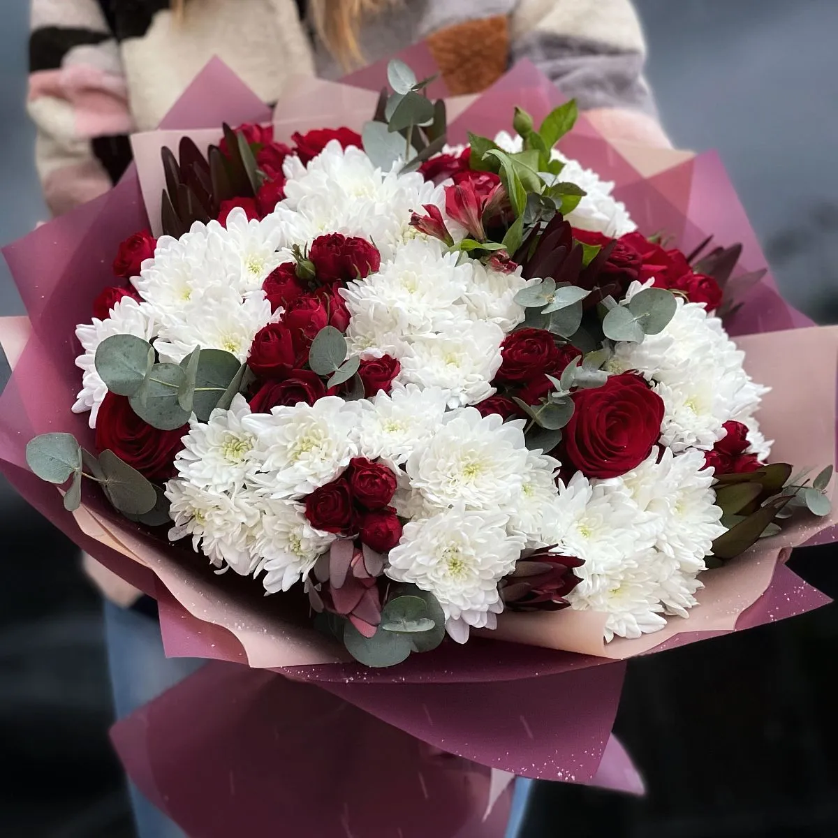 Большой букет из роз и хризантем