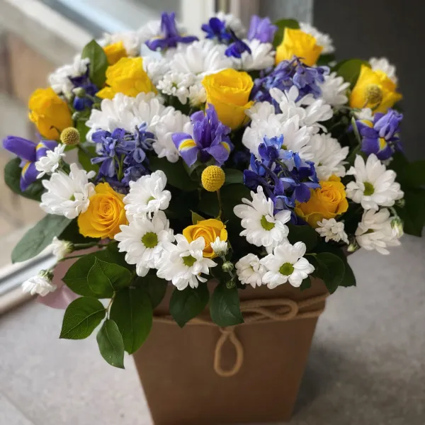 Розы, хризантемы и краспедии в коробке