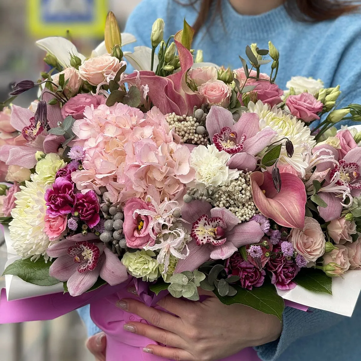 Розы, хризантемы и гвоздики в коробке