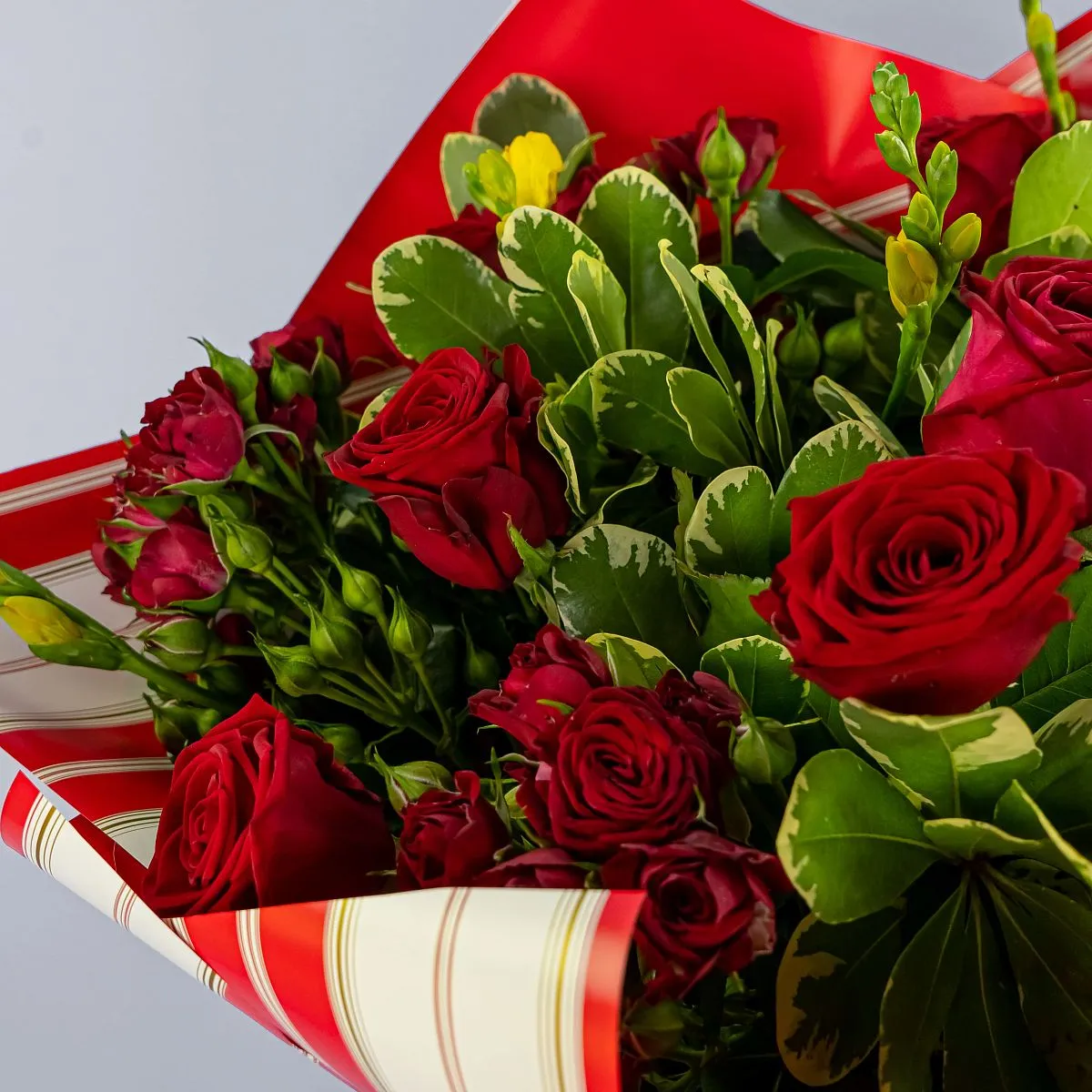 Букет из роз микс и фрезий