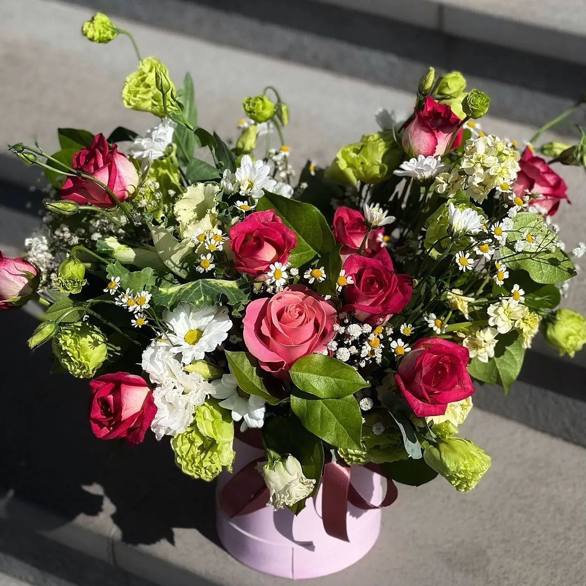 Розы, матиолла и эустом в коробке