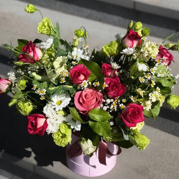 Розы, матиолла и эустом в коробке