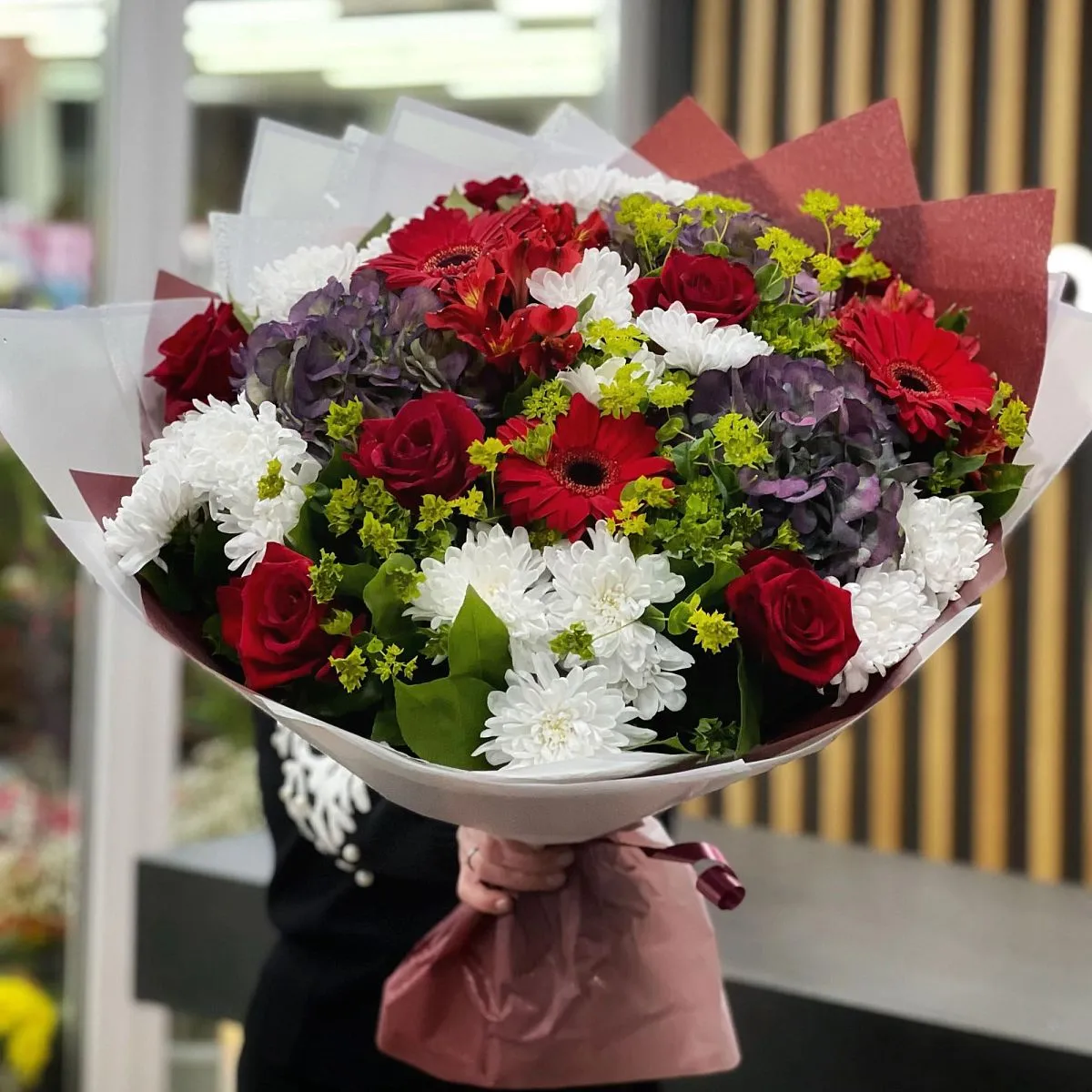 Огромный букет из хризантем, роз и гербер