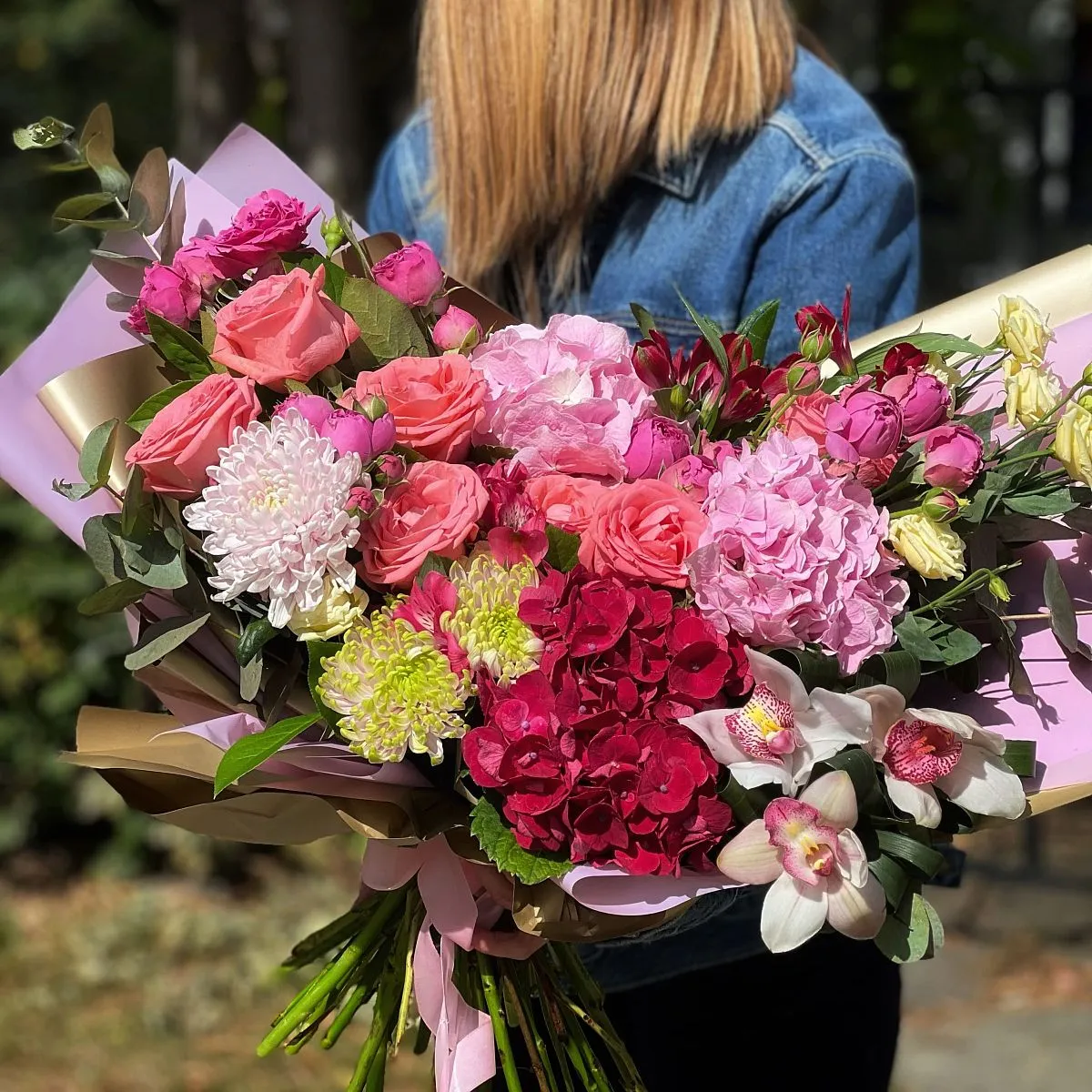 Огромный букет из роз, эустом и альстромерии