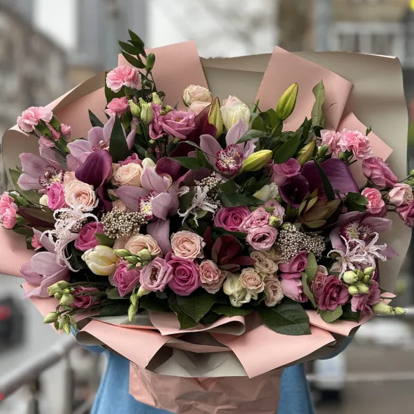 Букет из эустомы, роз и аспидистра